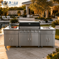 Cuisine extérieure de luxe avec barbecue intégré, armoires résistantes aux intempéries et plan de travail sur mesure pour des moments de divertissement modernes dans la cour.