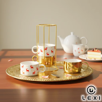 Ensemble de tasses en céramique empilables avec impression et mélange d'or miroir, motif renne rouge et étoile avec support doré, tasses à café de Noël pour fête du thé