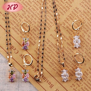 ชุดเครื่องประดับคริสตัลลายดอกไม้สีทองสำหรับผู้หญิง ต่างหูห่วงแบบหยดน้ำ สร้อยคอจี้ สำหรับงานแต่งงาน งานปาร์ตี้ ออกเดท หรือโอกาสต่างๆ ในชีวิตประจำวัน - Product Image 5