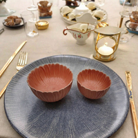 Ensemble de table en céramique de luxe de style classique Assiette à glaçure en relief et bol polyvalent Matériau en grès de conception portable