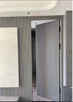 Nuevo diseño WPC Vertical Listón Valla Puerta Madera Aluminio Invisible Puerta de garaje Revestimiento Función impermeable Aplicación al aire libre