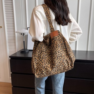 Bolso Tote de Lona con Estampado de Leopardo Retro Europeo Americano para Mujer, Nuevo, Gran Capacidad, Casual, Combinable con Todo, Poliéster Tanjing - Product Image 4