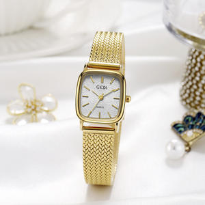 Montre pour femme médiévale fine et délicate avec une sensation haut de gamme unique, une montre carrée avec une texture scintillante sur le cadran - Product Image 5