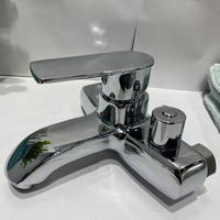 Robinetterie de douche murale pour salle de bain, en zinc chromé, triple poignée, jet de pluie, cartouche céramique douce, design moderne poli, eau chaude et froide