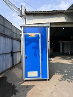 WC mobile en panneaux sandwich en acier coloré avec cuvette en céramique, réservoir d'eau, lavabo et ventilateur pour site minier
