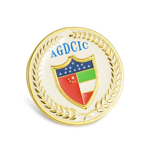 Distintivo in metallo pressofuso con design a scudo e bandiera, bordo rotondo dorato a grano, spilla smaltata per membri istituzionali ed eventi di scambio - Product Image 1