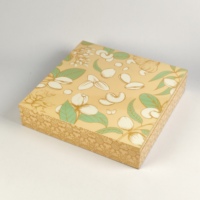 Boîte à chocolat en bois imprimé brillant avec doublure floquée, logo personnalisé, charnière métallique pour l'emballage de fruits secs et de bonbons de luxe pour le Ramadan et l'Aïd