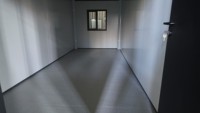 Maison conteneur préfabriquée pliable avec escalier en acier, cabine modulaire en kit pour projets hôteliers, dortoirs extérieurs et logements.