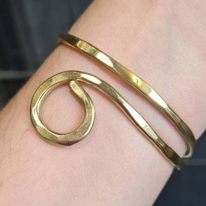 Bracelet en résine à manchette ouverte réglable, minimaliste, poli, martelé, fil brut, fait à la main, écologique - Product Image 1