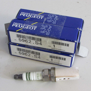 ชุดเทียนจุดระเบิดทองคำขาว4ชิ้นสำหรับ Peugeot สำหรับ Nissan สำหรับ Kia สำหรับ Kia (10270 4-2-B-2a) รุ่นเหมาะสำหรับน้ำมันเบนซิน - Product Image 1