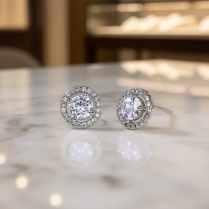 Pendientes Clásicos de Diamantes Chapados en Oro Blanco sobre Cobre para Mujer, Corte Brillante Redondo, Engaste de Garra, Perfectos para Bodas y Otras Ocasiones - Product Image 2