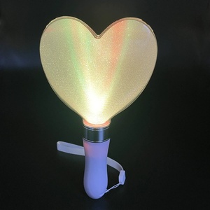 Bastoncino Luminoso LED Riutilizzabile, 15 Colori, a Forma di Cuore, Alimentato a Batteria, per Concerti ed Eventi - Product Image 1