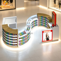 Kiosque de vente au détail d'électronique personnalisé et élégant avec écran publicitaire rétroéclairé et étagères LED incurvées pour kiosque d'accessoires mobiles