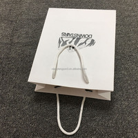 Weiße Elfenbein-Recycling-Papiertüte mit Matter Oberfläche, Prägung, Individuellem Logo und Baumwollseilgriff für Geschenkverpackungen