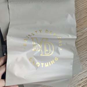 Sac d'expédition en polymailleur écologique rouge personnalisé à vente chaude, imprimé, à base de plantes, pour t-shirt, colis de livraison, sac polymailleur pour vêtements - Product Image 5