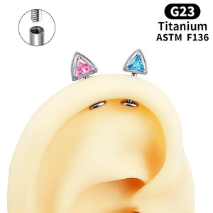 Pendiente de titanio ASTM F136 grado implante con flor de circonita cúbica colgante, tipo labret para tragus y hélix, calibre 16G, con rosca interna - Product Image 1