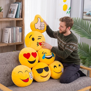 Coussin chauffe-mains de bureau Aika tendance jaune en peluche avec émoticônes, plusieurs tailles disponibles - Product Image 2