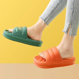 Verano <span class=keywords><strong>Eva</strong></span> antideslizante hogar para zapatillas estera de ducha de <span class=keywords><strong>goma</strong></span> impresa amortiguación transpirable para mujeres zapatillas de masaje con sensación de caca - Product Image 3