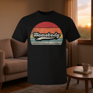 T-shirt Homebody au design rétro vintage, idéal pour rester à la maison et se sentir confortable - Product Image 3