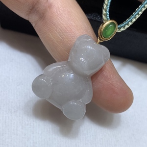 Pendentif de luxe en or 18 carats avec jadeite birmane naturelle de qualité A HENG YUET, bijoux pour femmes pour le quotidien et les cadeaux - Product Image 3