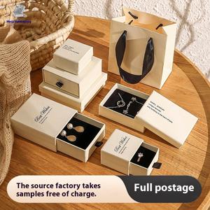 カスタムロゴ紙ジュエリーボックスリサイクル素材ギフトボックスネックレスリングイヤリングブレスレットスポンジライン包装用 - Product Image 1
