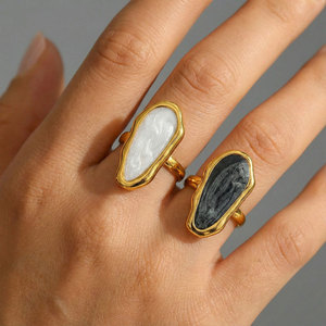 JZ308 Bague Femme Goutte d'Huile Blanche en Acier Inoxydable, Style Vintage Européen et Américain, Géométrique, Pierre Naturelle, Unique et Tendance - Product Image 1