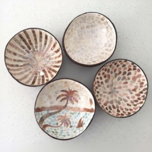Cuencos vietnamitas artesanales pulidos y ecológicos de cáscara de coco con incrustaciones de conchas marinas, certificados Lfgb/CE, para uso doméstico y comercial. - Product Image 1