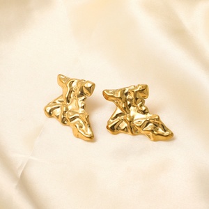 Pendientes de tuerca martillados exagerados de acero inoxidable chapado en oro de 18 quilates con diseño irregular, rayas y acabado esmerilado para mujer - Product Image 5