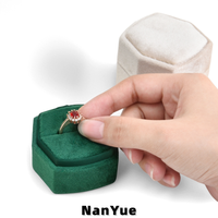 Boîte à bagues hexagonale en velours avec logo personnalisé, emballage de luxe pour bijoux, boîte cadeau pour bague de fiançailles ou de mariage, mini étui de rangement pour bijoux de voyage