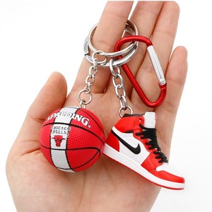 Llavero con diseño de baloncesto de la <span class=keywords><strong>NBA</strong></span>, Chicago, colgante para bolso, miniatura de zapatilla de baloncesto, accesorio creativo, adorno colgante, MOQ bajo - Product Image 1