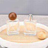 Flacon pulvérisateur carré en verre portable de 50 ml pour séparation de parfum, protection de l'environnement, remplace les flacons vides, couvercle en bois de noyer