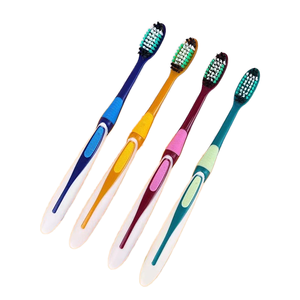 Brosse à dents jetable haut de gamme pour adultes, poils souples, manche en plastique, emballage individuel, utilisation à domicile et en voyage, couleur et logo personnalisables - Product Image 1