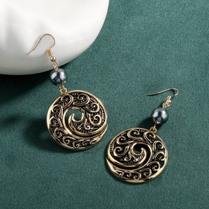 Boucles d'oreilles pendantes en alliage de zinc émaillé de style rétro européen et américain, motif totem hawaïen, coquillage et perle, bijoux tendance style insulaire et religieux - Product Image 5