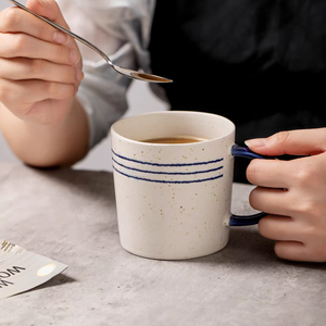 Nouvelle conception, bonne qualité, tasse en céramique bleu foncé à motif de dessin animé, finition mate personnalisée, grès de qualité supérieure, classique, compatible lave-vaisselle et micro-ondes - Product Image 6