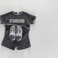 Ensemble deux pièces unisexe pour bébé : T-shirt à manches courtes en coton texturé à col ras du cou avec ourlet et lettres anglaises + Short – Tenue polyvalente
