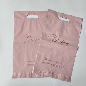 Bolsas de Envío de Plástico Rosa Personalizadas con Impresión Dorada - Bolsas de Envío con Asa Troquelada para Marcas de Belleza y Maquillaje - Product Image 2