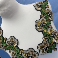 Patch décoratif en tissu brodé de sequins et de perles, motif fleur et feuille, col en U