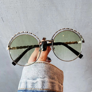 Lunettes de soleil Qianai à monture ronde avec branches en chaîne métallique dorée, protection UV Type 3, unisexe, style urbain, protection solaire - Product Image 1