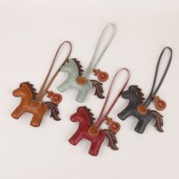 Breloque de sac en cuir PU tendance motif cheval, pendentif élégant pour les amateurs de mode et l'usage quotidien