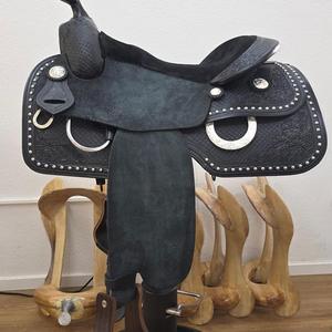 Silla de montar western de cuero negro premium con tachuelas plateadas, adornos florales y asiento de gamuza para equitación y senderismo. - Product Image 1