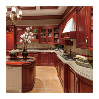 Armoires de cuisine sur mesure peintes en rouge cerise pour maison de ville avec colonne d'appareils électroménagers intégrée et îlot de cuisine parallèle
