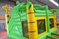 Trampoline gonflable pour fêtes commerciales, sur le thème des singes, équipé d'un souffleur, disponible à la location.