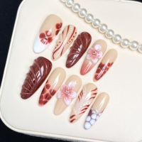Ongles en acrylique faits à la main, style rétro rouge-brun, avec camélias peints à la main, sculpture 3D et pointes amandes dégradées