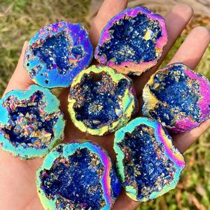 Venta al por mayor de artesanías de cristal curativas de geoda azul-púrpura tallada de alta calidad, decoraciones modernas únicas para el Día de la Tierra - Product Image 2