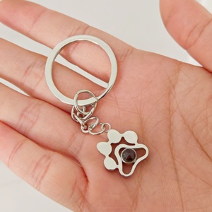 Porte-clés <span class=keywords><strong>personnalisé</strong></span> avec patte de chien Qiuhan - Porte-clés en acier inoxydable avec <span class=keywords><strong>photo</strong></span>/nom <span class=keywords><strong>personnalisé</strong></span> - Cadeau commémoratif pour animal de compagnie, anniversaire - Product Image 2