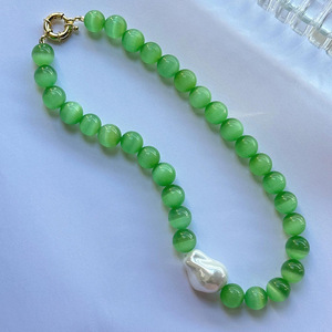 Collana girocollo di perle irregolari fatte a mano in vetro rosa e verde con perline in pietra per donne - Product Image 4