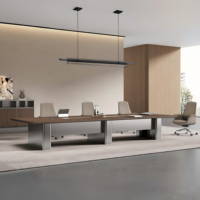 Table de conférence de luxe avec base en argent brossé, plateau en bois foncé et chaises en cuir pour un ensemble complet de salle de réunion