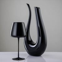 Carafe à vin sans plomb soufflée à la bouche en verre borosilicaté noir créatif en forme de U 1600ml avec tasse