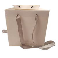 Sac cadeau de luxe personnalisé avec logo floral, ruban et papier d'art pour emballage de bouquets et cadeaux floraux ou artisanaux