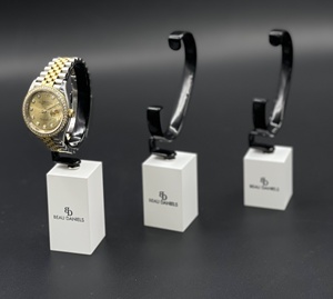 Base de cubo sólido transparente personalizada de fábrica, soporte para reloj con anillo en C, soporte acrílico de 50mm de espesor, uso minorista hecho para Material PP - Product Image 4